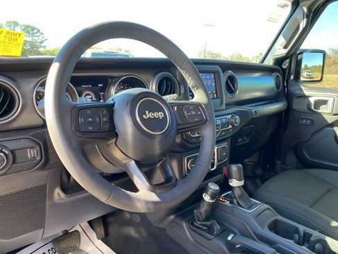 Used 2023 Jeep Gladiator Willys image 23