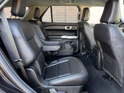 Used 2022 Ford Explorer XLT image 22