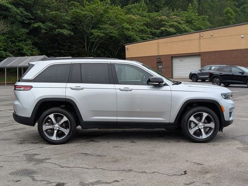Used 2024 Jeep Grand Cherokee Limited w/ Luxury Tech Group II AWD/4WD image 10