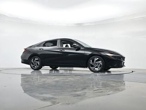 Used 2025 Hyundai Elantra Limited FWD image 31