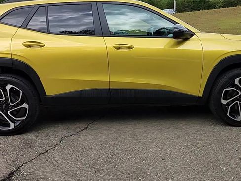 Used 2024 Chevrolet Trax RS w/ Sunroof Package image 9