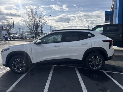 New 2026 Chevrolet Trax LT w/ Driver Confidence Package image 2