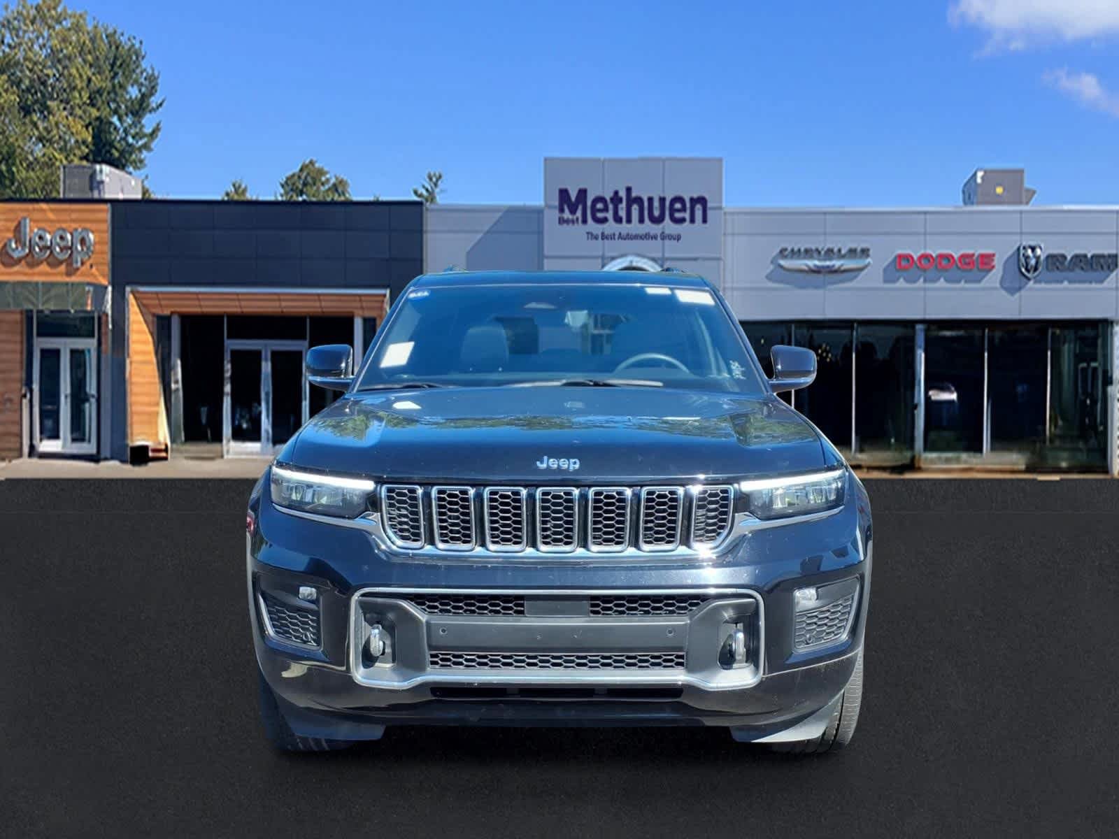 Used 2023 Jeep Grand Cherokee Overland w/ Luxury Tech Group IV AWD/4WD image 8