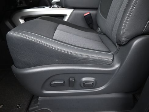 Used 2023 Nissan Titan SV w/ SV Convenience Package image 11