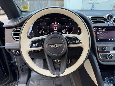 Used 2023 Bentley Bentayga AWD/4WD image 28