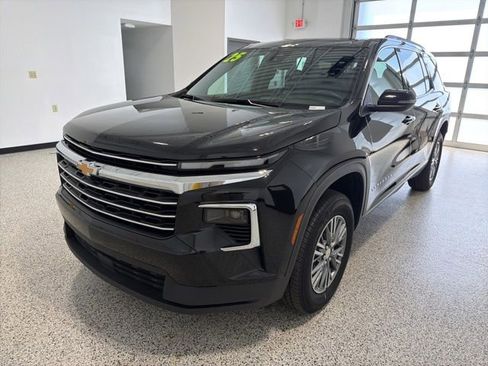 Used 2025 Chevrolet Traverse LT FWD image 6