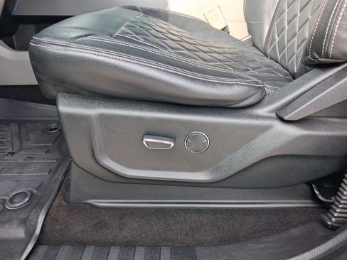 Used 2018 Ford F250 XLT w/ XLT Premium Package AWD/4WD image 13