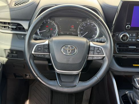 Used 2023 Toyota Highlander XLE AWD/4WD image 31