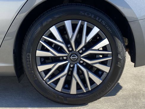 Used 2024 Nissan Altima 2.5 SV image 7