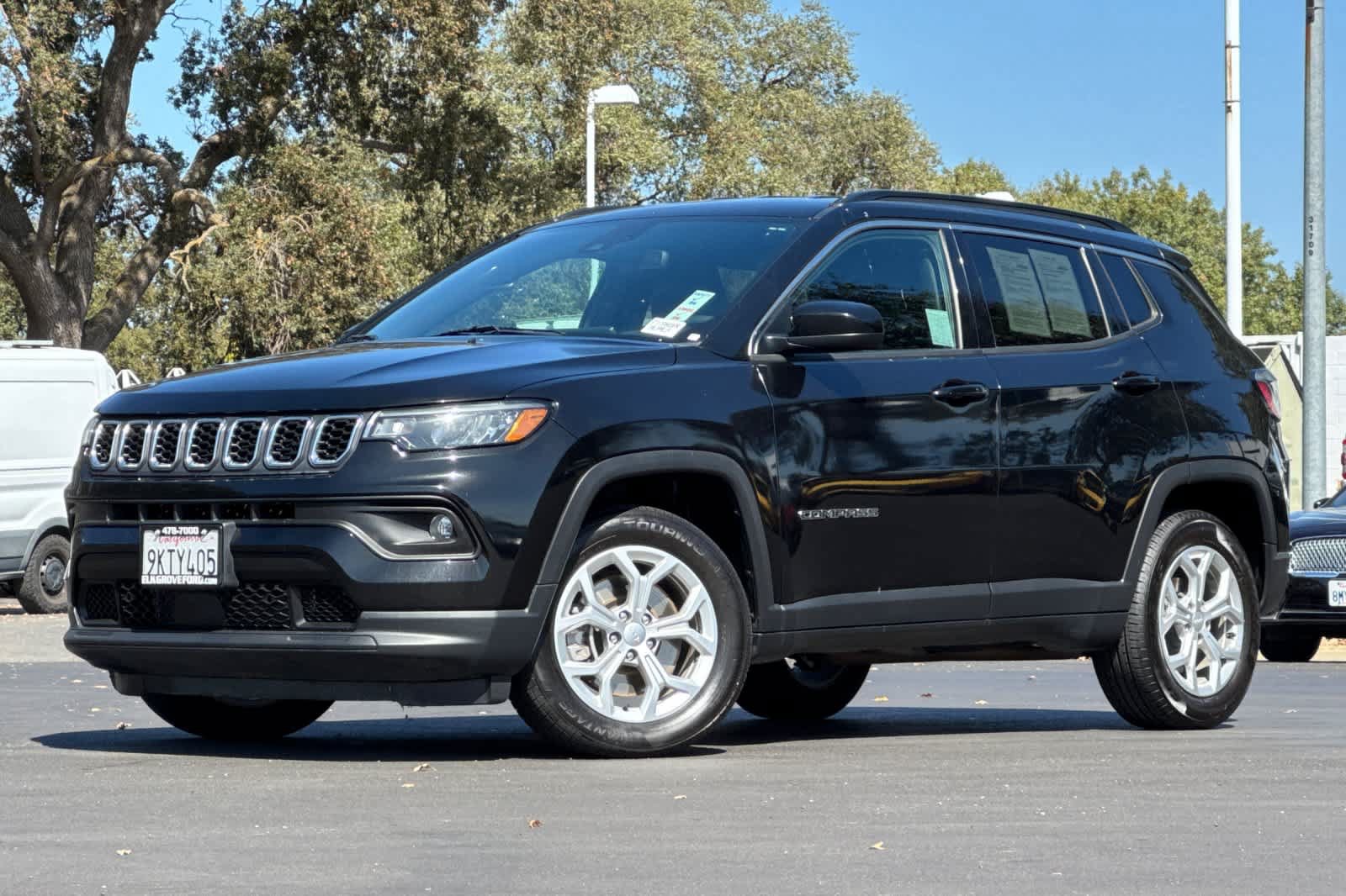 Used 2024 Jeep Compass Latitude AWD/4WD image 1