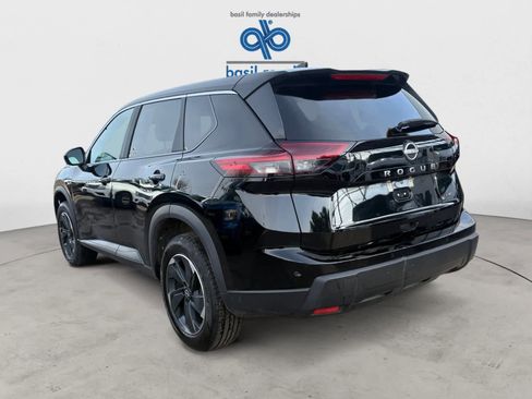 Used 2025 Nissan Rogue SV image 3