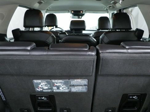 Used 2025 Kia Carnival FWD image 30