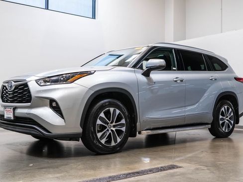 Used 2021 Toyota Highlander XLE AWD/4WD image 3