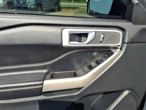 Used 2021 Ford Explorer XLT image 3