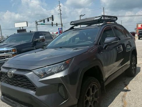 Used 2021 Toyota RAV4 LE AWD/4WD image 2