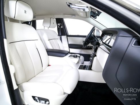 Certified 2024 Rolls-Royce Phantom Sedan RWD image 36