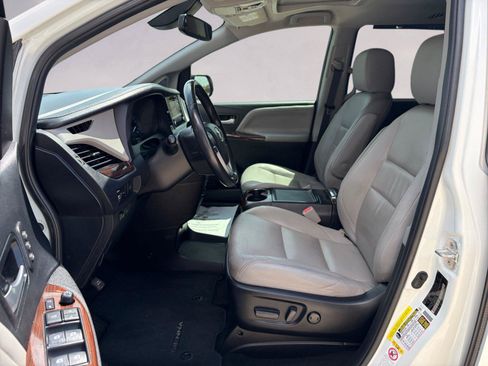 Used 2018 Toyota Sienna Limited FWD image 9