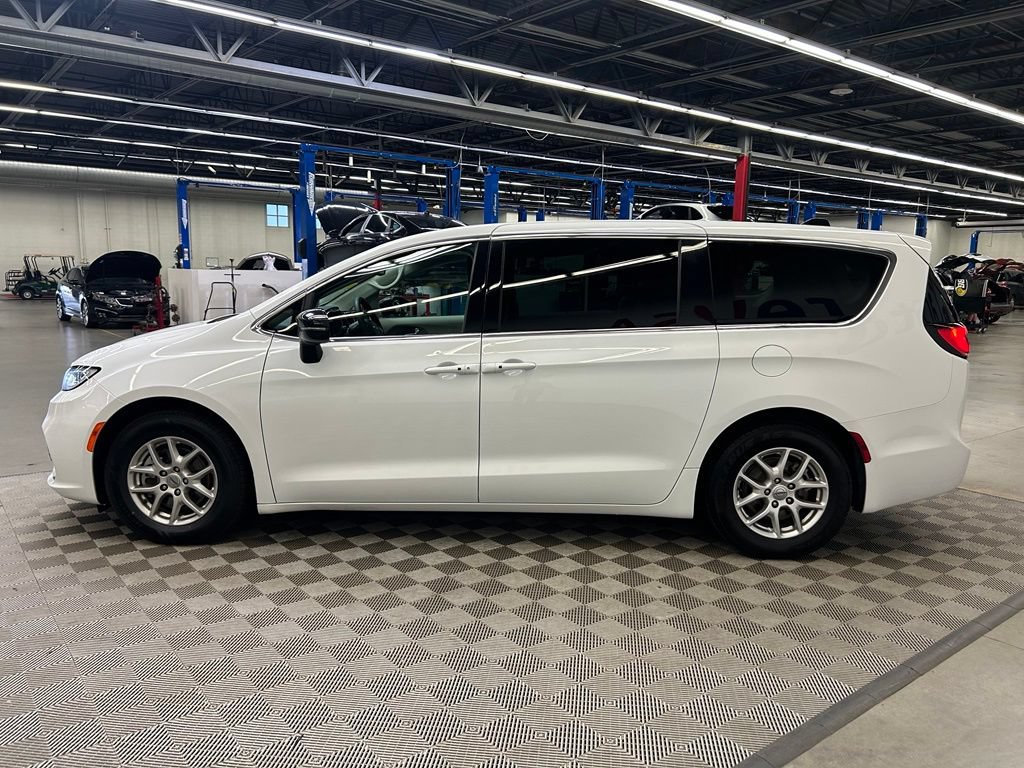 Used 2024 Chrysler Pacifica Touring-L FWD image 6