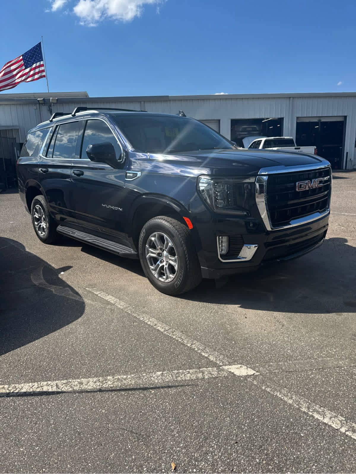 Used 2022 GMC Yukon SLE w/ Gmc Pro Safety Plus Package AWD/4WD image 2
