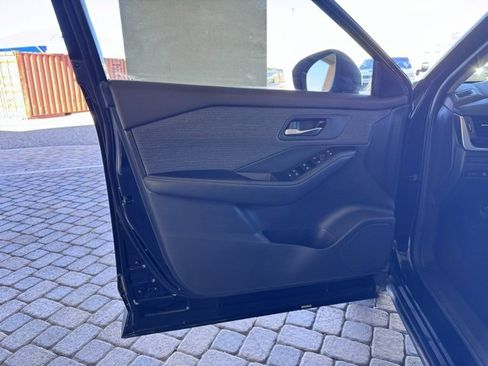 Used 2023 Nissan Rogue SV image 10