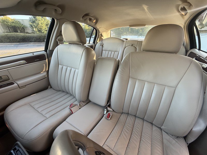 Used 2004 Lincoln Town Car Signature RWD image 21