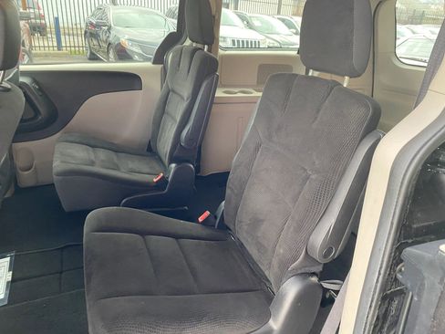 Used 2019 Dodge Grand Caravan SE w/ UConnect Hands-Free Group image 9