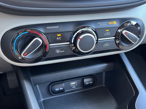 Used 2025 Kia Soul LX w/ LX Technology Package FWD image 21