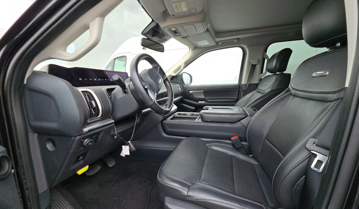 Used 2025 Ford Expedition Platinum AWD/4WD image 2