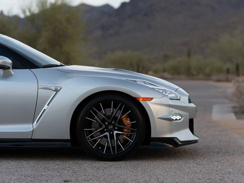 Used 2024 Nissan GT-R Premium w/ Floor Mat Package AWD/4WD image 8