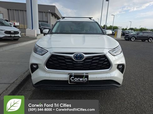 Used 2020 Toyota Highlander XLE AWD/4WD image 2