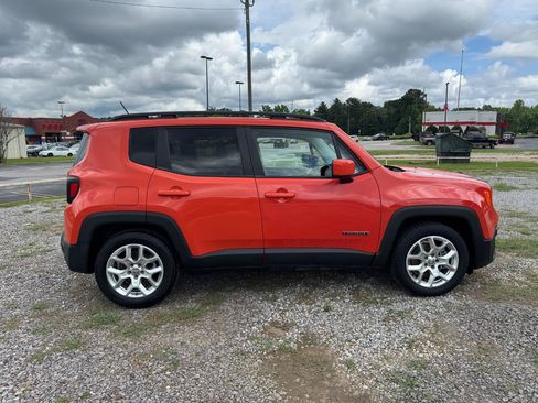 Used 2015 Jeep Renegade Latitude FWD image 2