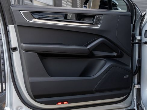 Certified 2025 Porsche Cayenne S AWD/4WD image 21