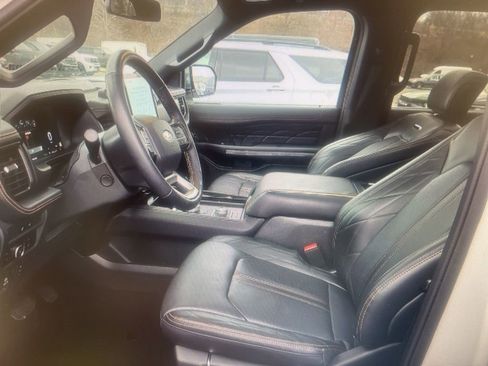 Used 2024 Ford Expedition Platinum image 3
