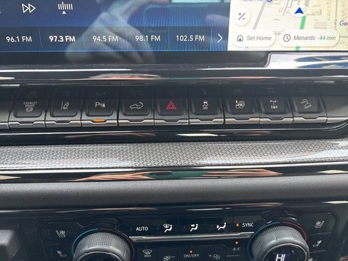 Used 2024 Chevrolet Silverado 2500 ZR2 w/ Technology Package image 27