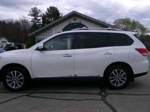 Used 2015 Nissan Pathfinder SL w/ SL Tech Package FWD image 2
