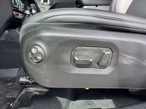 Used 2024 Jeep Gladiator Rubicon w/ Technology Group AWD/4WD image 28