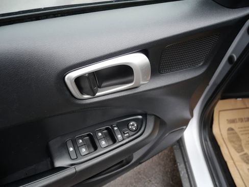 Used 2020 Hyundai Venue SE image 15