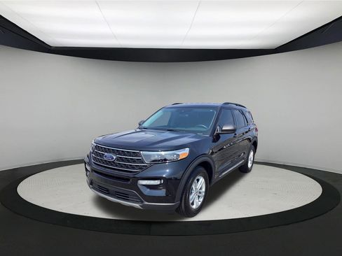 Used 2023 Ford Explorer XLT w/ Equipment Group 202A AWD/4WD image 4