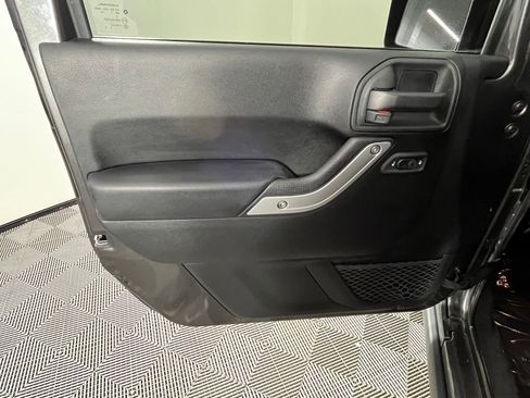 Used 2018 Jeep Wrangler Unlimited Rubicon w/ Cold Weather Group image 10