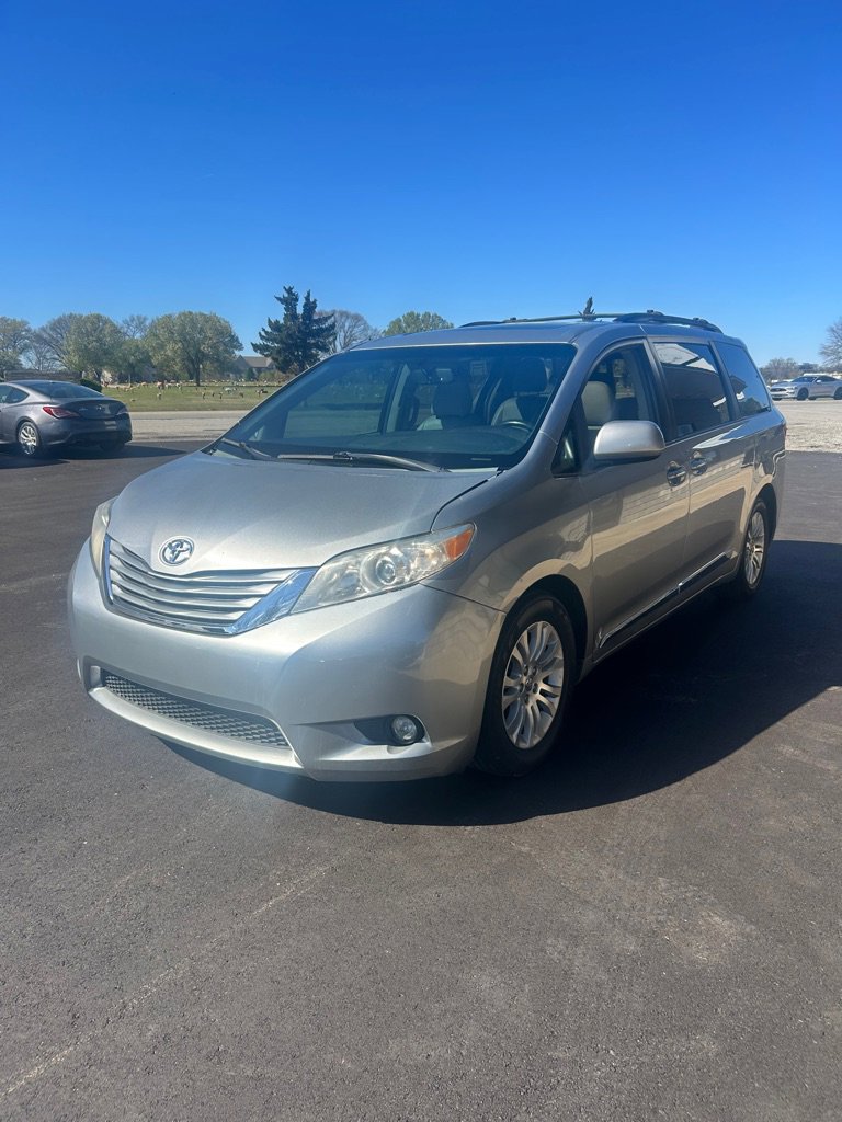 Used 2015 Toyota Sienna XLE Premium FWD image 1