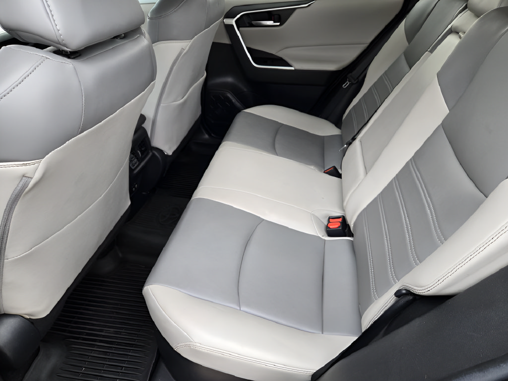 Used 2021 Toyota RAV4 XLE Premium AWD/4WD image 30