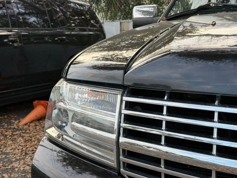 Used 2014 Lincoln Navigator 4WD image 7