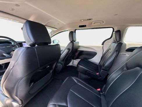 Used 2023 Chrysler Pacifica Touring-L FWD image 19