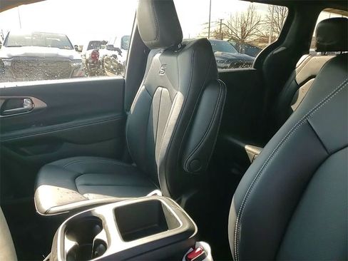 New 2026 Chrysler Pacifica Select w/ S Appearance Package image 33