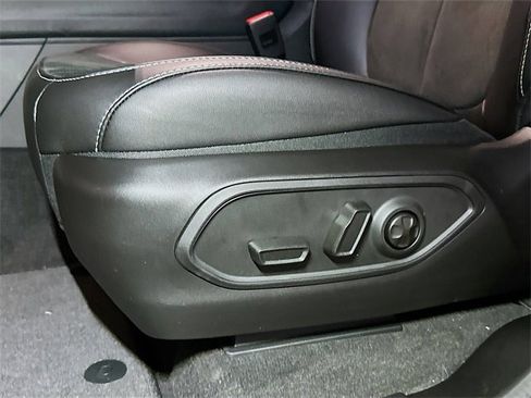 New 2025 Jeep Grand Cherokee Altitude image 13