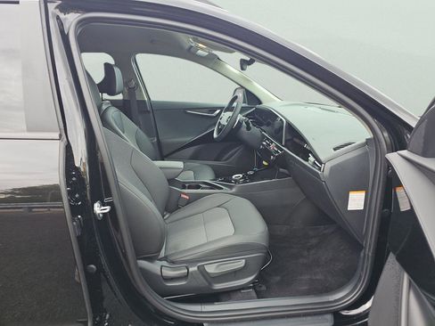 Certified 2025 Kia Niro EX w/ EX Cold Weather Package FWD image 9