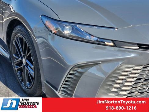 Used 2025 Toyota Camry SE FWD image 9