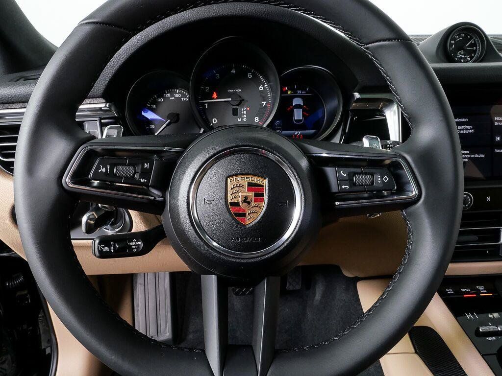 Certified 2026 Porsche Macan AWD/4WD image 9