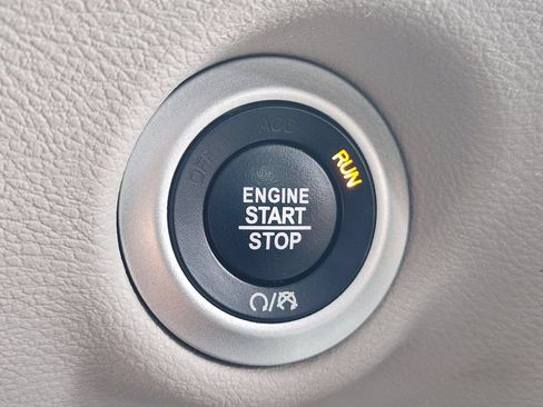 Used 2023 Chrysler Pacifica Touring-L FWD image 17