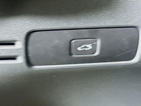 Used 2024 Volvo XC40 B5 Plus w/ Climate Package image 16